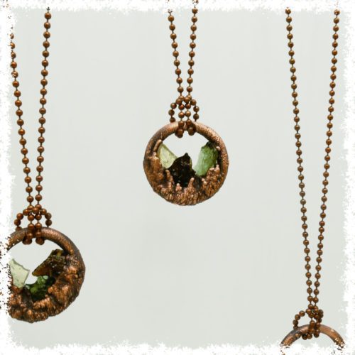 Teardrop cut Moldavite necklace in gold | KLENOTA
